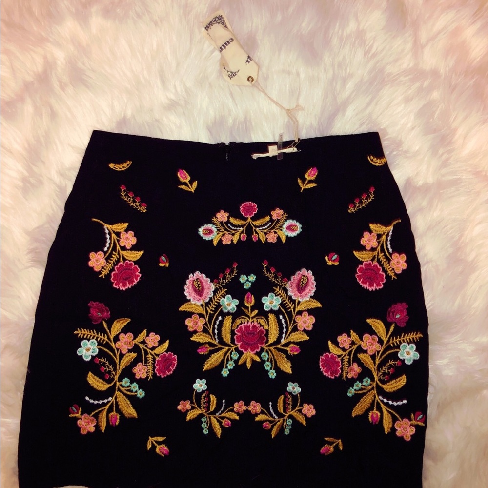 “Entro” Skirt. New with tags